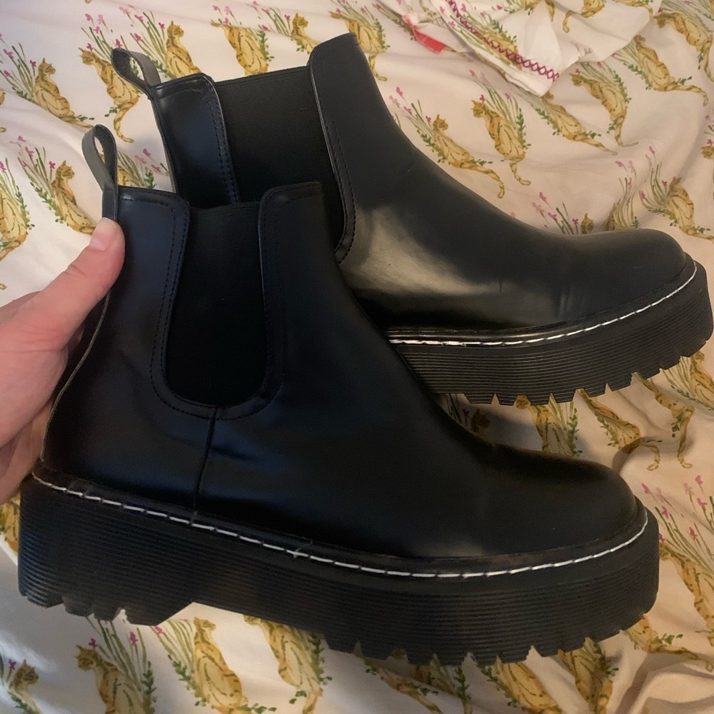 SOLD‼️Black Platform Chunky Chelsea Boot